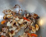 Foto langkah ke 2 dari resep Cumi asin tumis tomat ijo kecombrang.