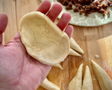 Foto del paso 4 de la receta: Piroshki —empanadillas rusas de carne—