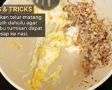 Foto langkah ke 4 dari resep Nasi Goreng Cabai Ijo Ikan Asin Devina Hermawan.
