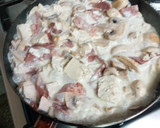 Foto del paso 3 de la receta: Tallarines con tocino, champiñones, pollo y crema