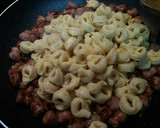 Foto del paso 3 de la receta: Tortellini de queso con salchichas