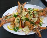 Foto langkah ke 4 dari resep Tailed Lobster with garlic lemon butter sauce.