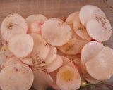 Foto del paso 1 de la receta: Está es una ensalada deliciosa, elaborada con productos de temporada como los rábanos y las habas