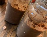 A picture of step 3 of Chocolate covered strawberry overnight oats.