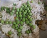 A picture of step 3 of Matar poha.