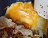 Foto langkah ke 3 dari resep Mie Goreng Sayur Dobel Protein.