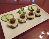 Foto del paso 3 de la receta Queso de rulo de cabra con membrillo y nueces sobre rodajas de pepinos - tapas