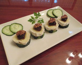 Foto del paso 3 de la receta: Queso de rulo de cabra con membrillo y nueces sobre rodajas de pepinos - tapas