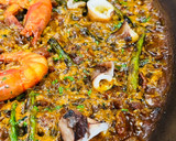 Foto del paso 1 de la receta: Arroz de espárragos trigueros con calamares 🥘 🎋 🦑 🦐