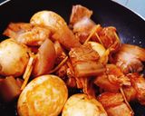 Hình bước làm 2 của món Thịt trứng kho bia