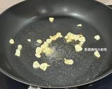 A picture of step 5 of Garlic Bean Sprouts with Fried Tofu Skins.