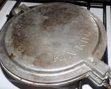 Foto del paso 3 de la receta: Wafles (falsos) con discos de empanadas