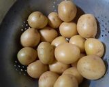 Foto del paso 1 de la receta: Cebolla de verdeo con papines y huevo