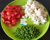 A picture of step 1 of Gobhi Matar Tamatar Swadisht Sabzi.