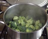 Foto del paso 2 de la receta: Puré sedoso de brécol para acompañamiento de carnes