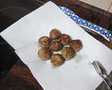 Foto del paso 3 de la receta: Albóndigas rellenas de jamón y pimiento con aros de cebolla