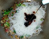 Foto langkah ke 2 dari resep Bihun + Ece (Kerang) Masak Saus Tiram.