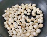 A picture of step 2 of Masala Gurh Makhana /Foxnut.