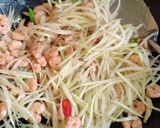 Foto langkah ke 4 dari resep Tumis Pepaya Muda Udang.