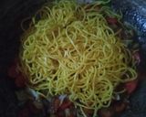 Foto langkah ke 5 dari resep Mie Goreng Sosis.