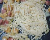 Foto langkah ke 5 dari resep Spaghetti Aglio Olio sosis,chicken nugget.