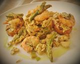 Foto del paso 8 de la receta Revuelto de ajetes, langostinos y espárragos verdes