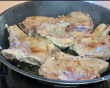 Foto del paso 2 de la receta: Chuletas de cerdo al Oporto con albahaca