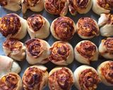 Pizza csiga fokhagymás mártogatóssal recept fázis 5 fotója