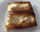 Foto del paso 1 de la receta: Tosta de queso murciano al vino con aceite de trufa y vinagre de frutas del bosque