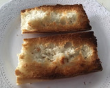 Foto del paso 1 de la receta: Tosta de queso murciano al vino con aceite de trufa y vinagre de frutas del bosque