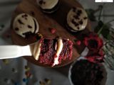મીની રેડ વેલ્વેટ ક્રીમ ચીઝ કેક બાઇટ્સ (Mini Red Velvet Cream Cheese Cake Bites Recipe In Gujarati)