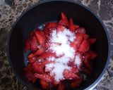 Foto langkah ke 3 dari resep Korean Strawberry Milk.