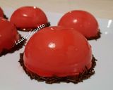 Foto del passaggio 30 della ricetta Semisfere con mousse al mascarpone e gelèe di fragole