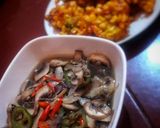 Foto langkah ke 5 dari resep Oseng jamur kancing.