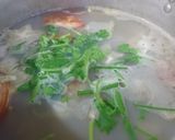 Hình bước làm 2 của món Canh nghêu nấu khế cà chua