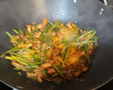 Foto del paso 3 de la receta: Fideos de arroz con costilla y verduras en salsa de soja