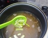 Foto langkah ke 2 dari resep Sup Miso Egg Tofu, Enoki dan Sawi Putih.