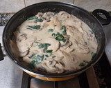 Foto del paso 5 de la receta: Pollo con salsa cremosa de champiñones al ajo y parmesano