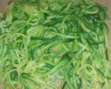 A picture of step 2 of LeViés Baby Marrow and Pepper Steak Strips.