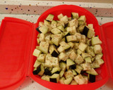 Foto del paso 2 de la receta: Pimientos rellenos de arroz tres delicias con caqui y berenjenas al vapor con hierbas provenzales