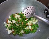 A picture of step 3 of Rava upma.