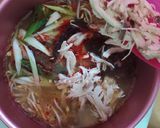 Foto langkah ke 4 dari resep Ramyeon Dalkgaejang (라면 닭개장).