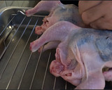 Foto del paso 3 de la receta: Picantones rellenos de trompetas de la muerte y trufa, con ajo negro