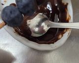 Foto del paso 4 de la receta: Chupetín helado de arándanos 🫐Piruleta saludable de blueberries y chocolate 85 % cacao 🍭low carb
