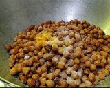 A picture of step 5 of Brown Chickpeas Sundal.