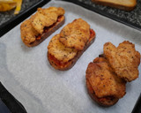 Foto del paso 7 de la receta: Milanesa de pollo al pesto en torrada