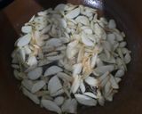 Foto langkah ke 2 dari resep Kacang Mede Bawang.