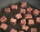 Foto langkah ke 4 dari resep Garlic Butter Saikoro Beef.