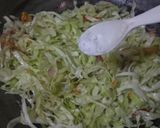 Foto langkah ke 4 dari resep Tumis Kol Daun Pepaya.