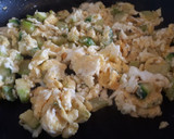 Foto del paso 3 de la receta: Brunch de ensalada de tomate y queso y revuelto de calabacín